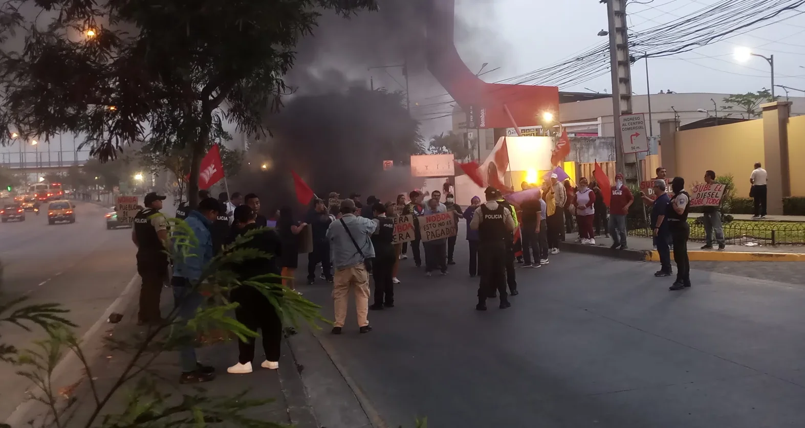 Bloquean con quema de llantas tramo de la av. Narcisa de Jesús