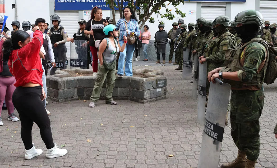 Gobierno confirma que 13 militares permanecen retenidos en Imbabura tras protestas