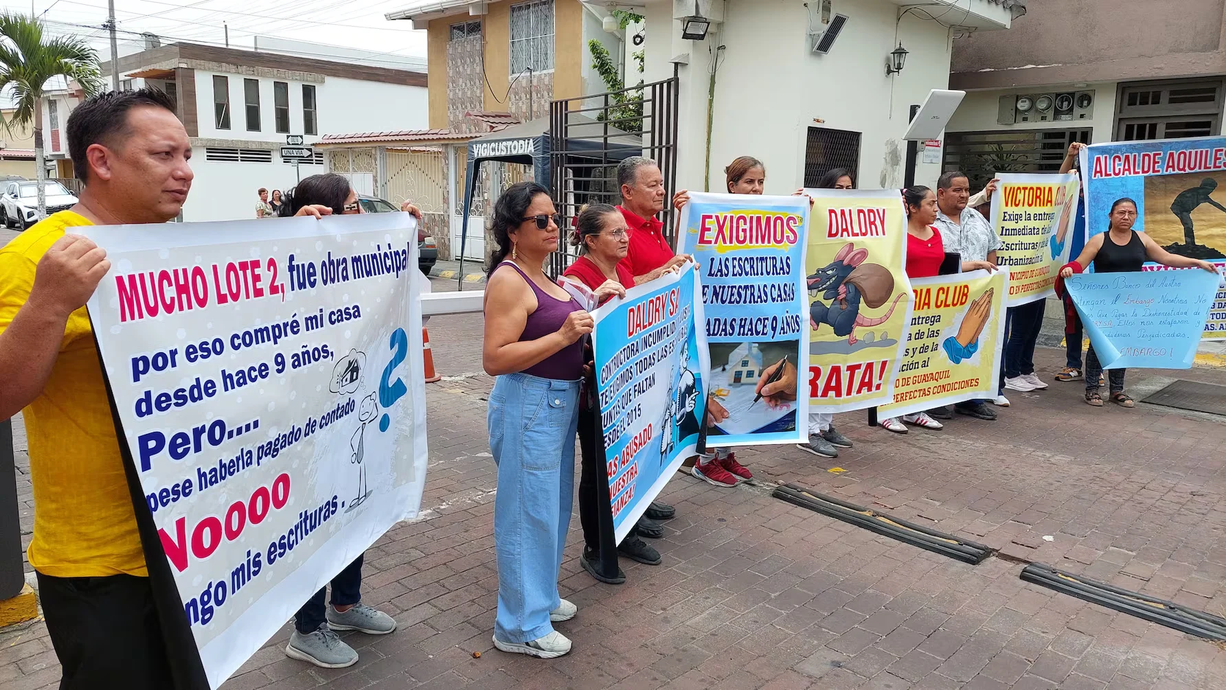 familias de Mucho Lote 2 enfrentan embargos por deuda de constructora