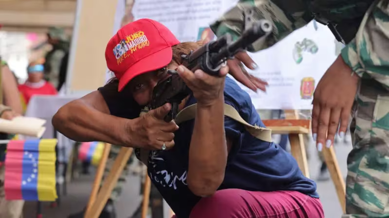“Si tengo que dejar mi vida luchando, la dejo”: el entrenamiento a civiles que hace el gobierno de Venezuela