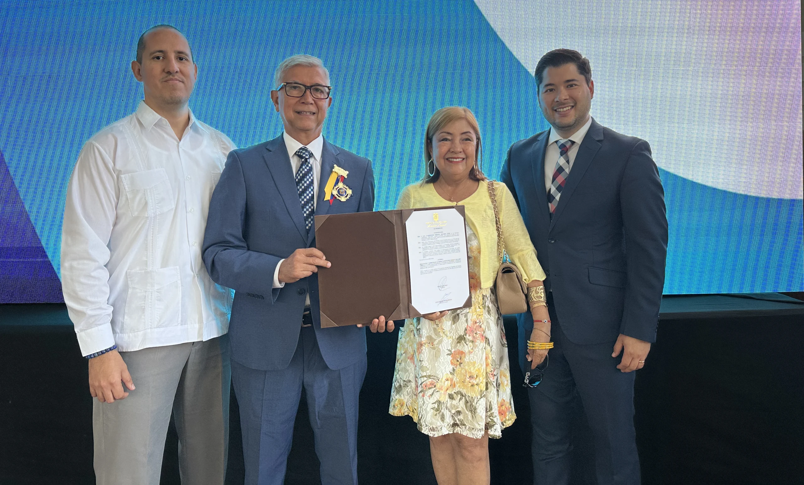 Asamblea Nacional condecora al director de Radio Forever Washington Delgado por Mérito Empresarial