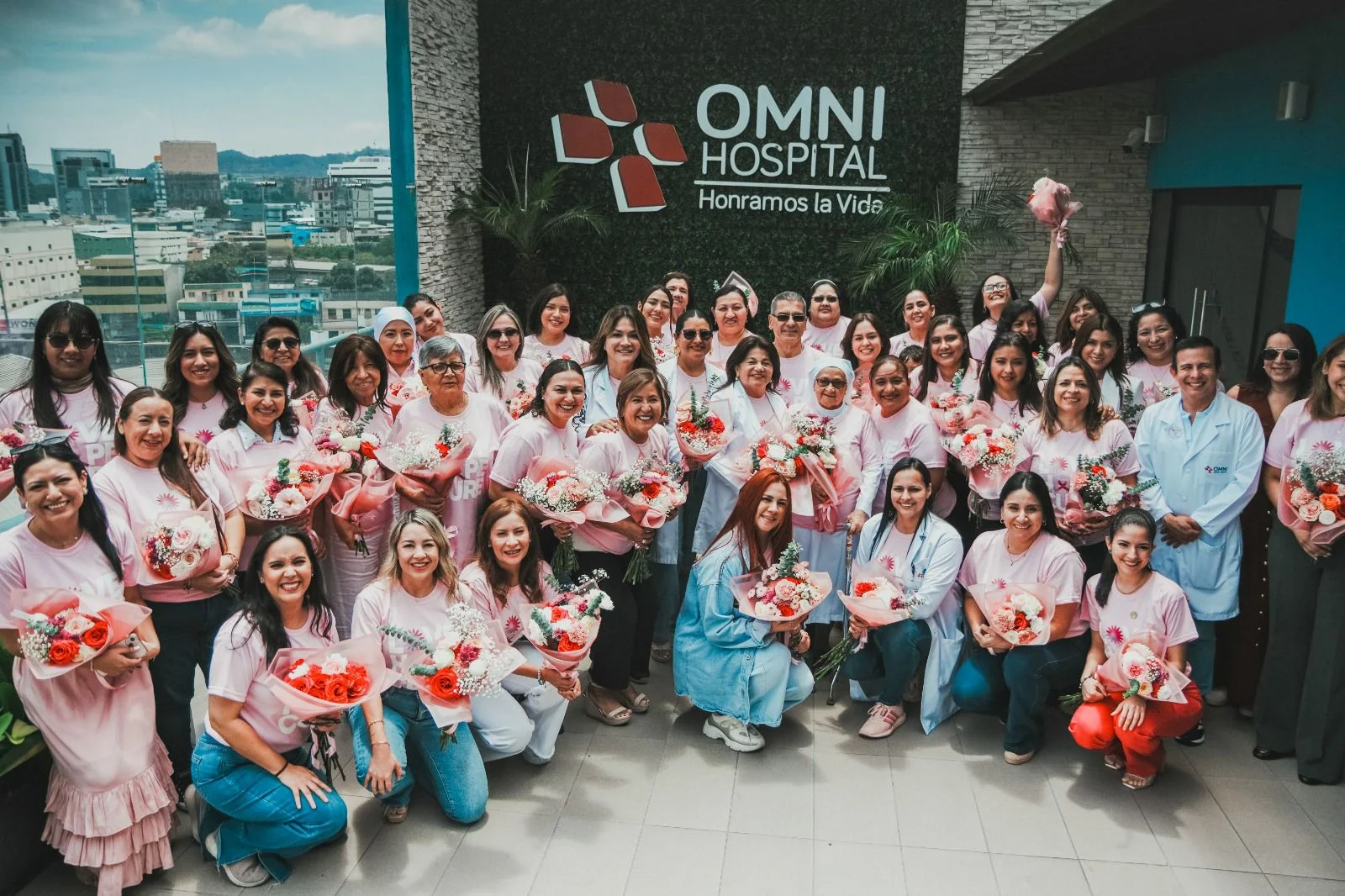 HASTA EL 30% DE LAS MUERTES POR CÁNCER DE MAMA PUEDEN PREVENIRSE CON DETECCIÓN TEMPRANA: OMNI HOSPITAL IMPULSA JORNADA EDUCATIVA EN EL MES ROSA