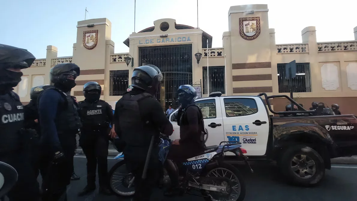 Policía descarta explosivos en maleta abandonada en el mercado Central de Guayaquil