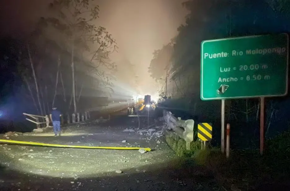Caravana de buses afectada por presunto artefacto explosivo en la vía Cuenca–Pasaje