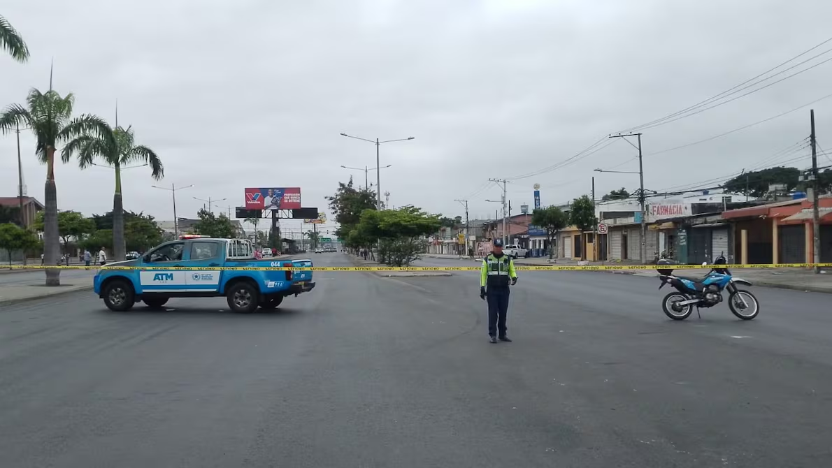Cierres en la Av. 25 de Julio por vehículo abandonado con posibles explosivos en Guayaquil