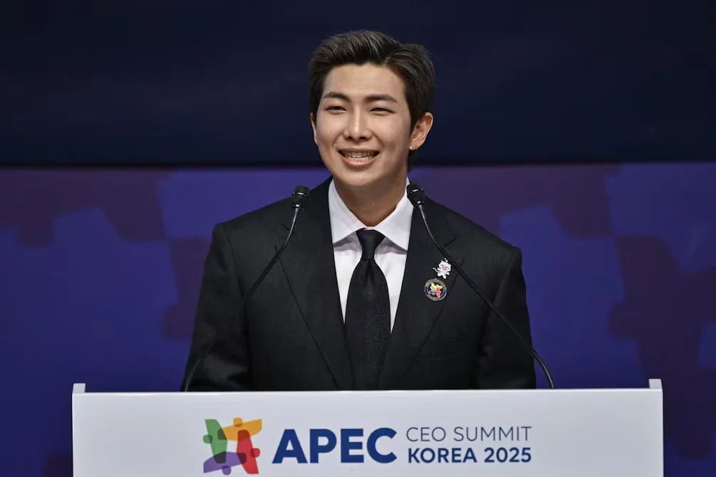 RM de BTS destaca el valor del arte y la creatividad en APEC 2025