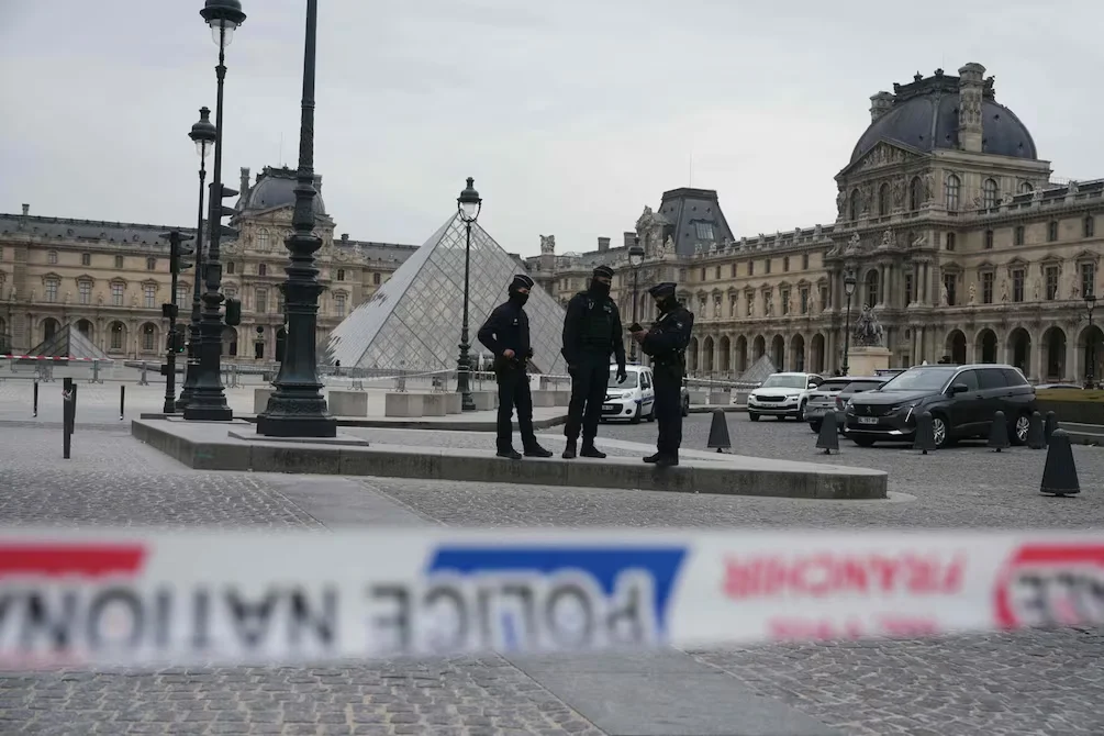 Los dos detenidos por el robo en el Museo del Louvre “reconocieron parcialmente los hechos”