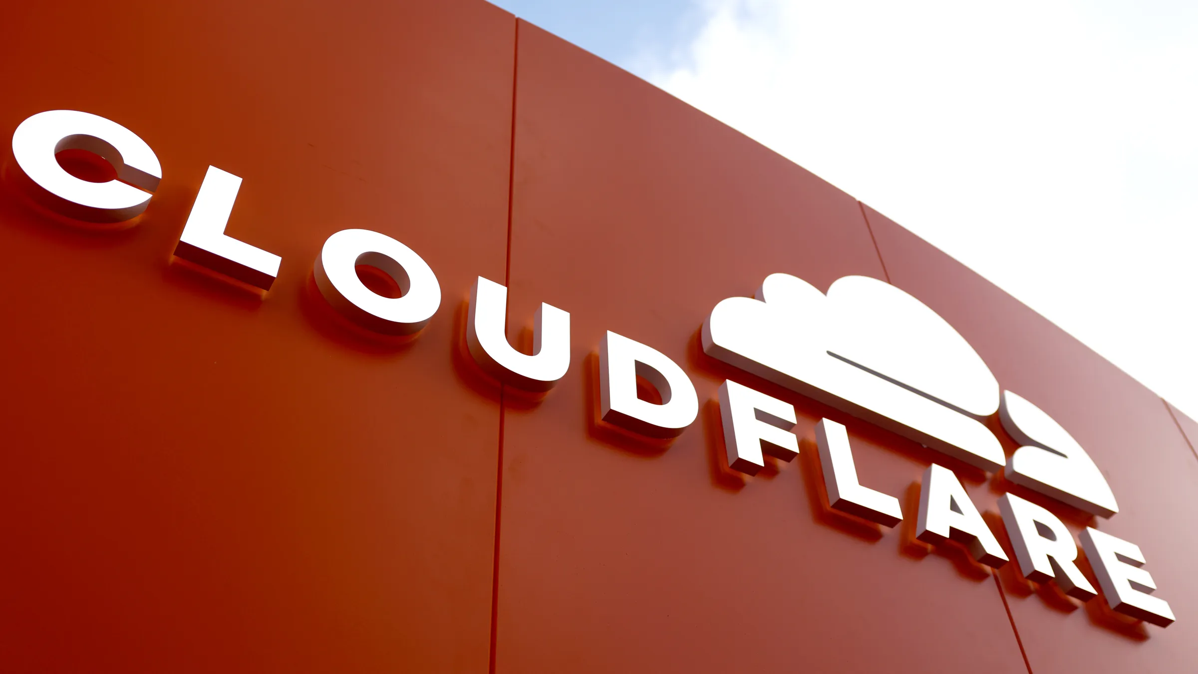 Caída Masiva de Internet: Cloudflare Falla y Afecta a Millones de Usuarios de X, ChatGPT, League of Legends y Más