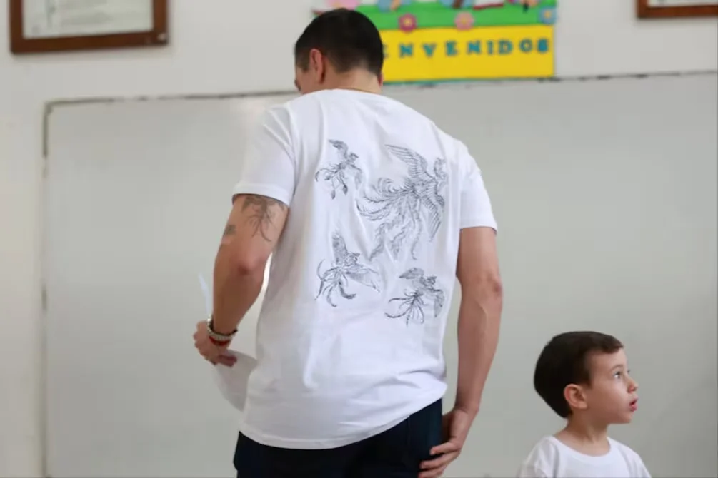 Blanco y fénix: el simbolismo detrás del ‘look’ de Daniel Noboa en la consulta popular