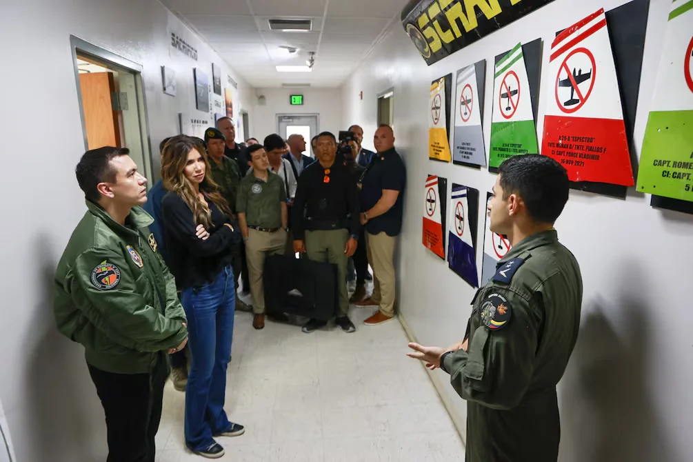 Evaluación tecnológica marcó la visita de Kristi Noem a la base de Manta