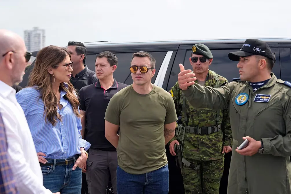 Kristi Noem inspecciona la base aérea de Salinas para evaluar posible destacamento del Homeland Security