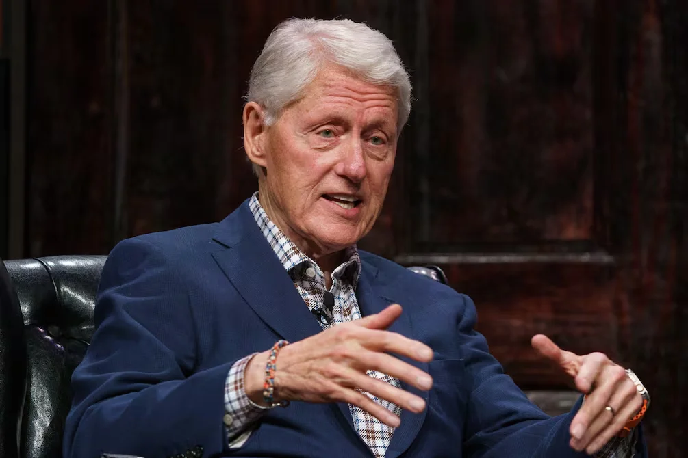 Bill Clinton pide que se publiquen todos los archivos del caso Epstein en los que aparece