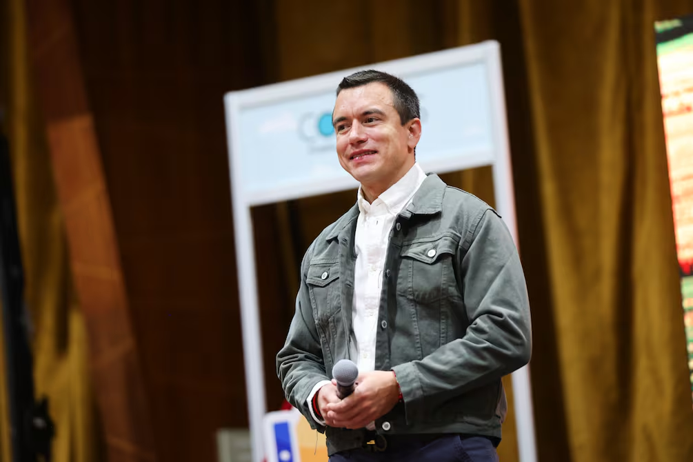 Imagen destacada: El Riesgo País de Ecuador Baja por debajo de los 500 puntos