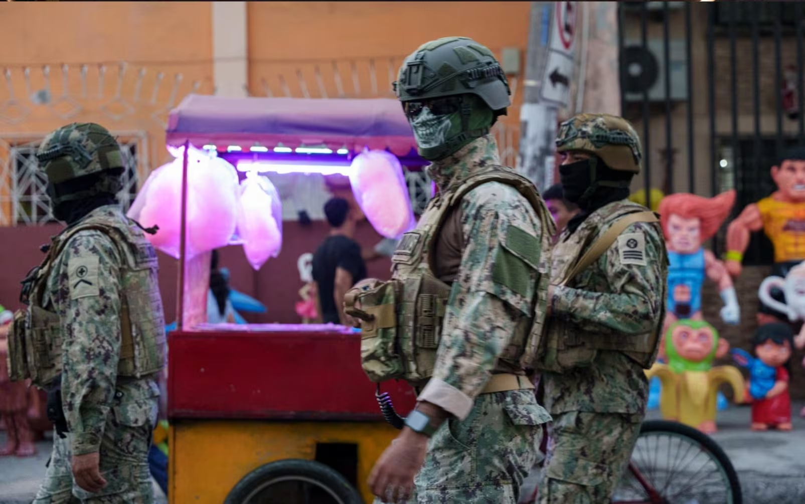 Militares realizan patrullajes y controles en la calle 6 de Marzo para precautelar la seguridad