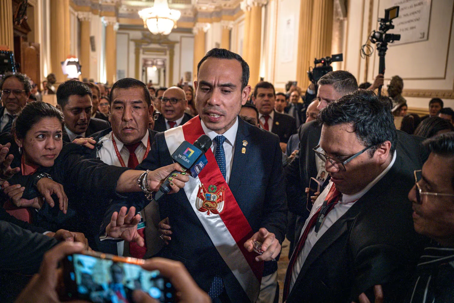 El presidente interino de Perú recibe permiso del Congreso para viajar a Ecuador