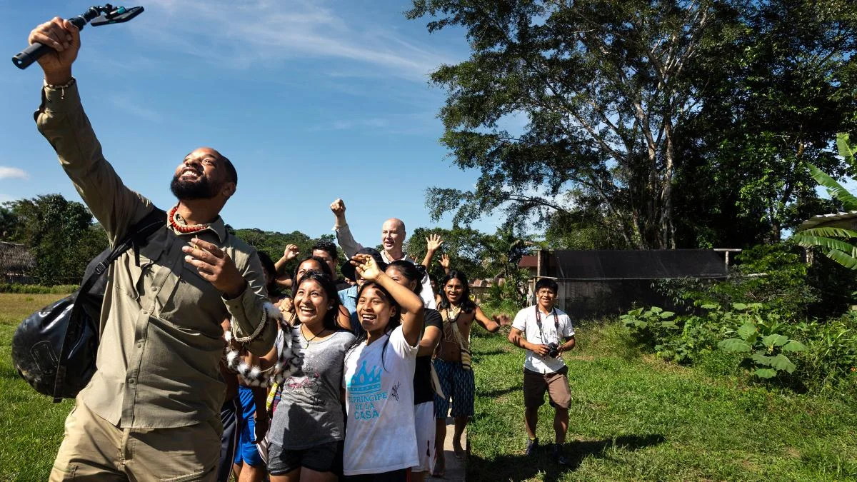 Will Smith sonriendo y saludando a fans en Alausí durante la filmación de su documental en Ecuador.