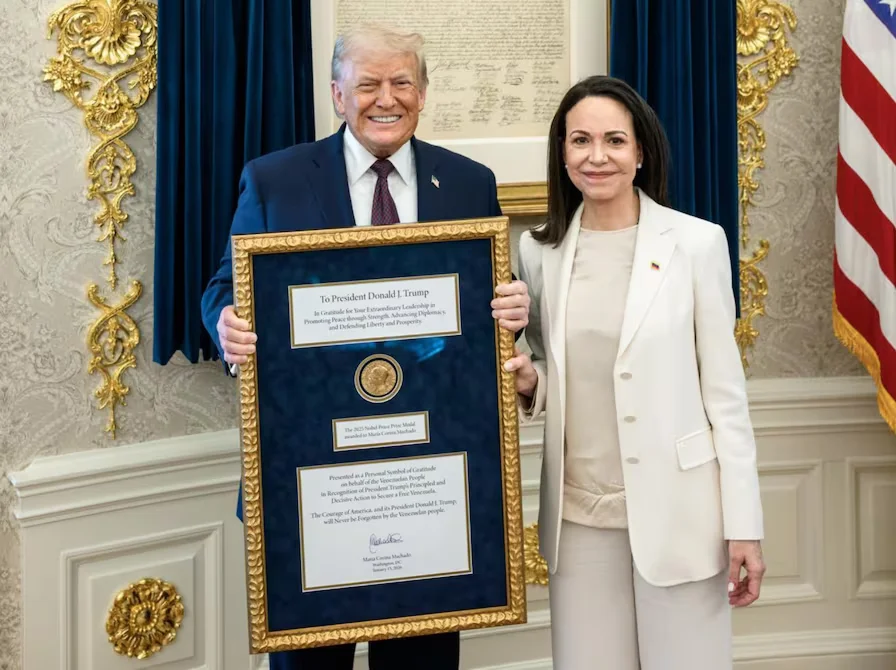 La Casa Blanca publica la foto de Donald Trump y María Corina Machado con la medalla del Premio Nobel de la Paz