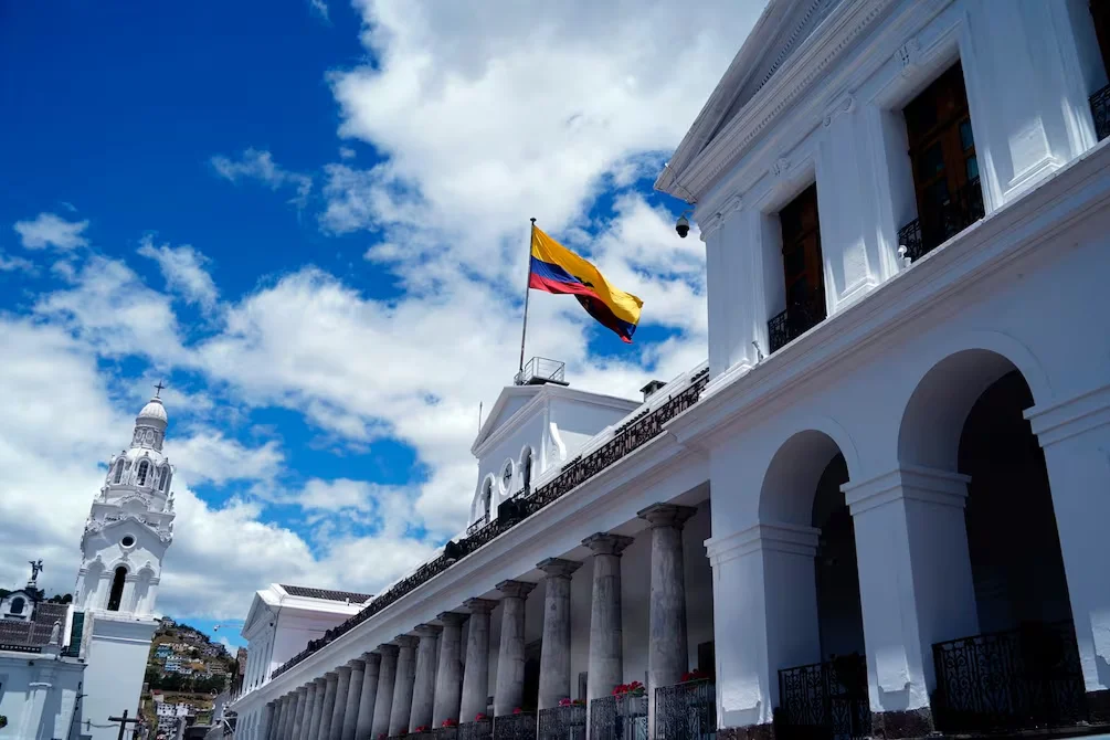 Inspecciones sorpresivas a centros de salud, educación y servicios públicos ordenadas por el gobierno de Daniel Noboa
