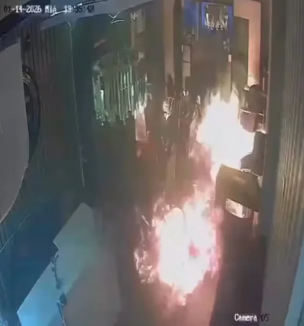 En cámara quedó captado cuando sujetos rocían combustible y prenden fuego a local de la Alborada