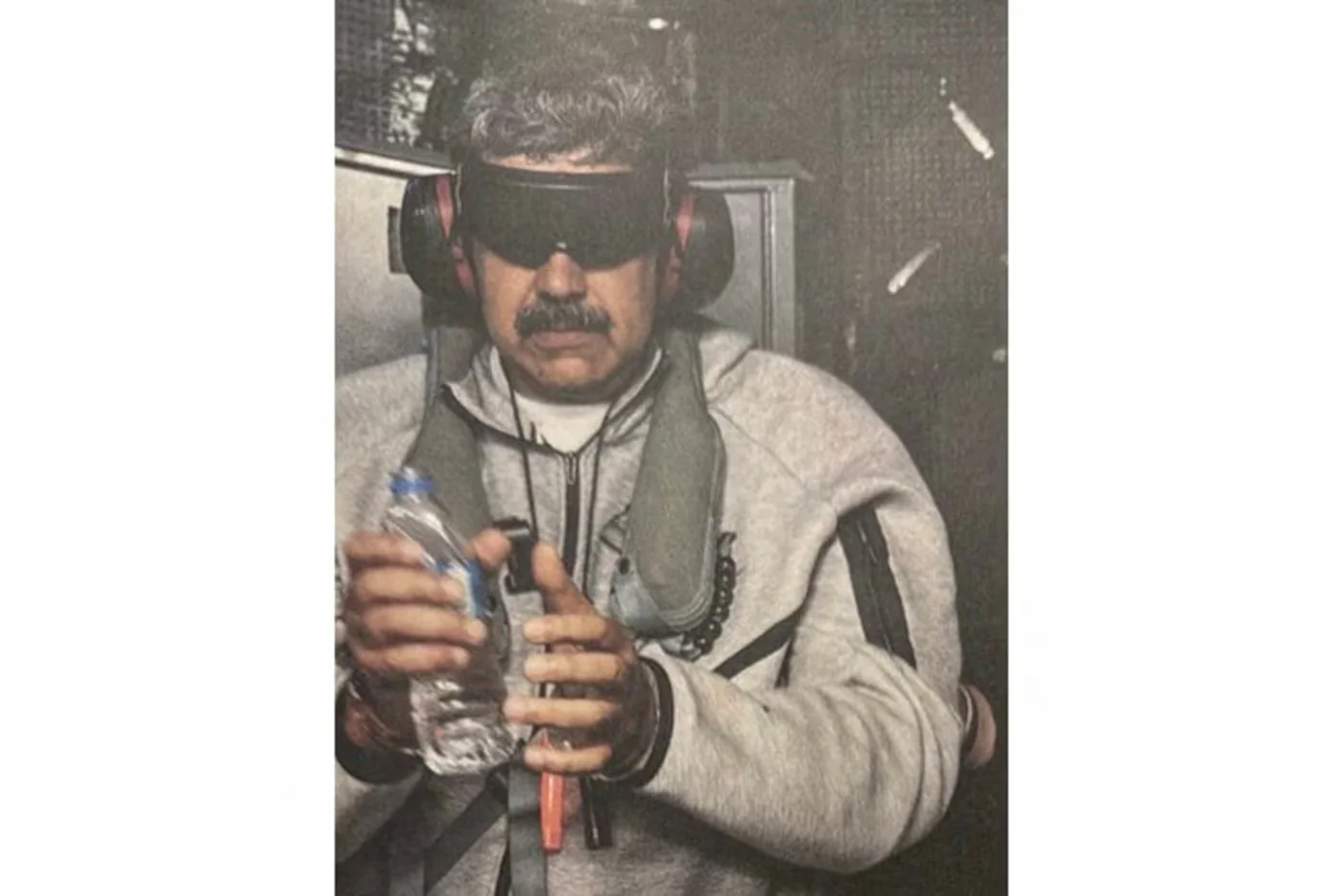 Donald Trump publica foto de Nicolás Maduro esposado en el USS Iwo Jima