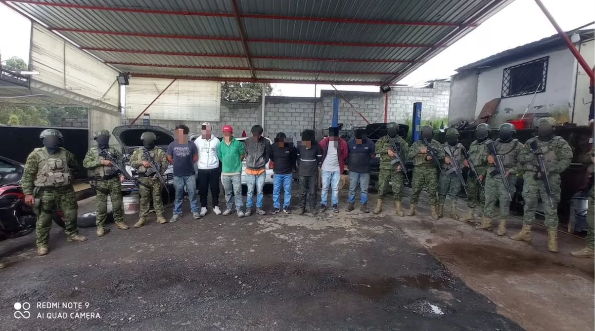 Ocho presuntos miembros de Los Lobos detenidos en operativo militar en Rumiñahui