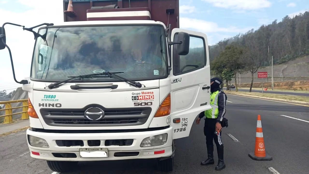 Multa de $48,20 y controles reducen siniestros en la av. Simón Bolívar y Ruta Viva