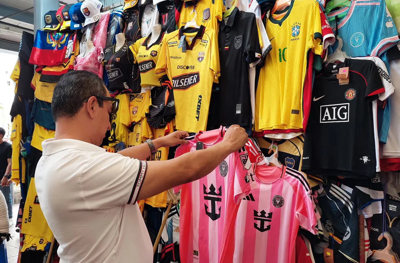 Imagen destacada: El 80 % viene por la de Barcelona : la Bahía vive el boom de camisetas antes del amistoso de Messi en el Monumental