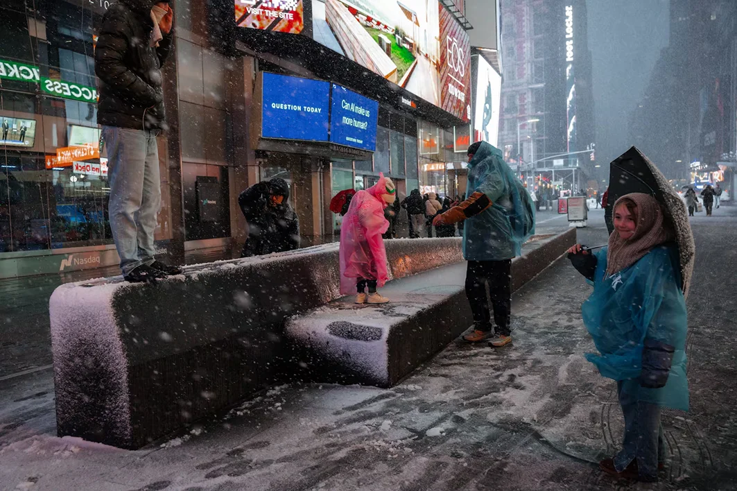 Nueva York prohíbe la circulación de autos por tormenta invernal