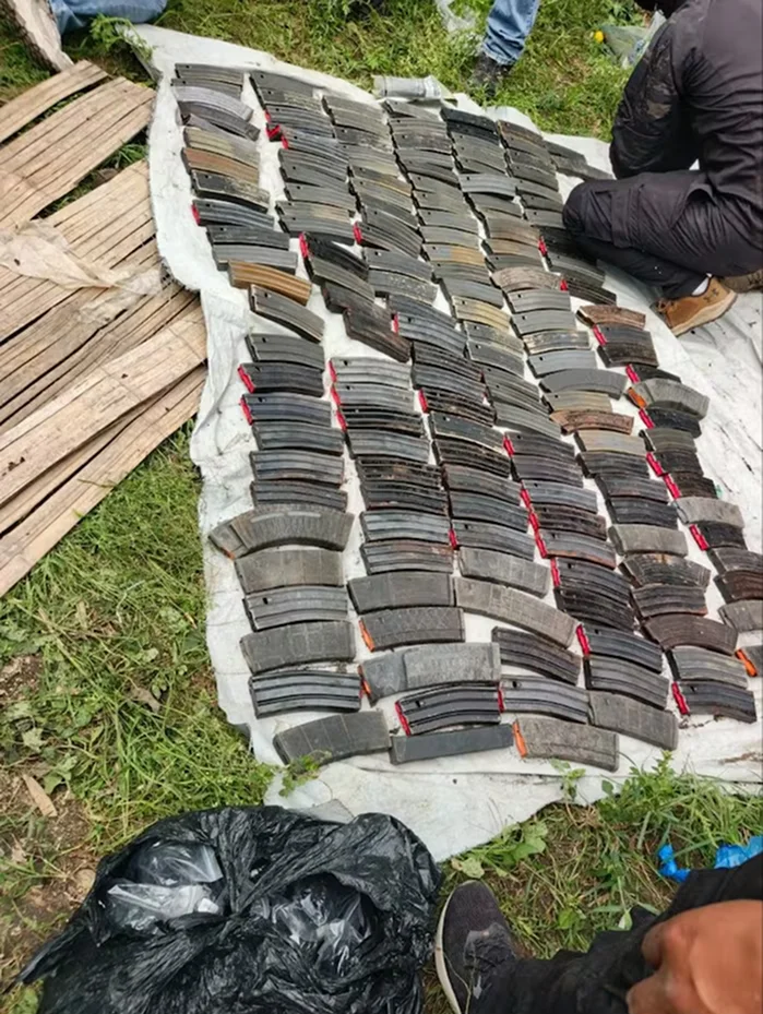 Fusiles, uniformes y $32.000 ocultos bajo tierra en Portoviejo