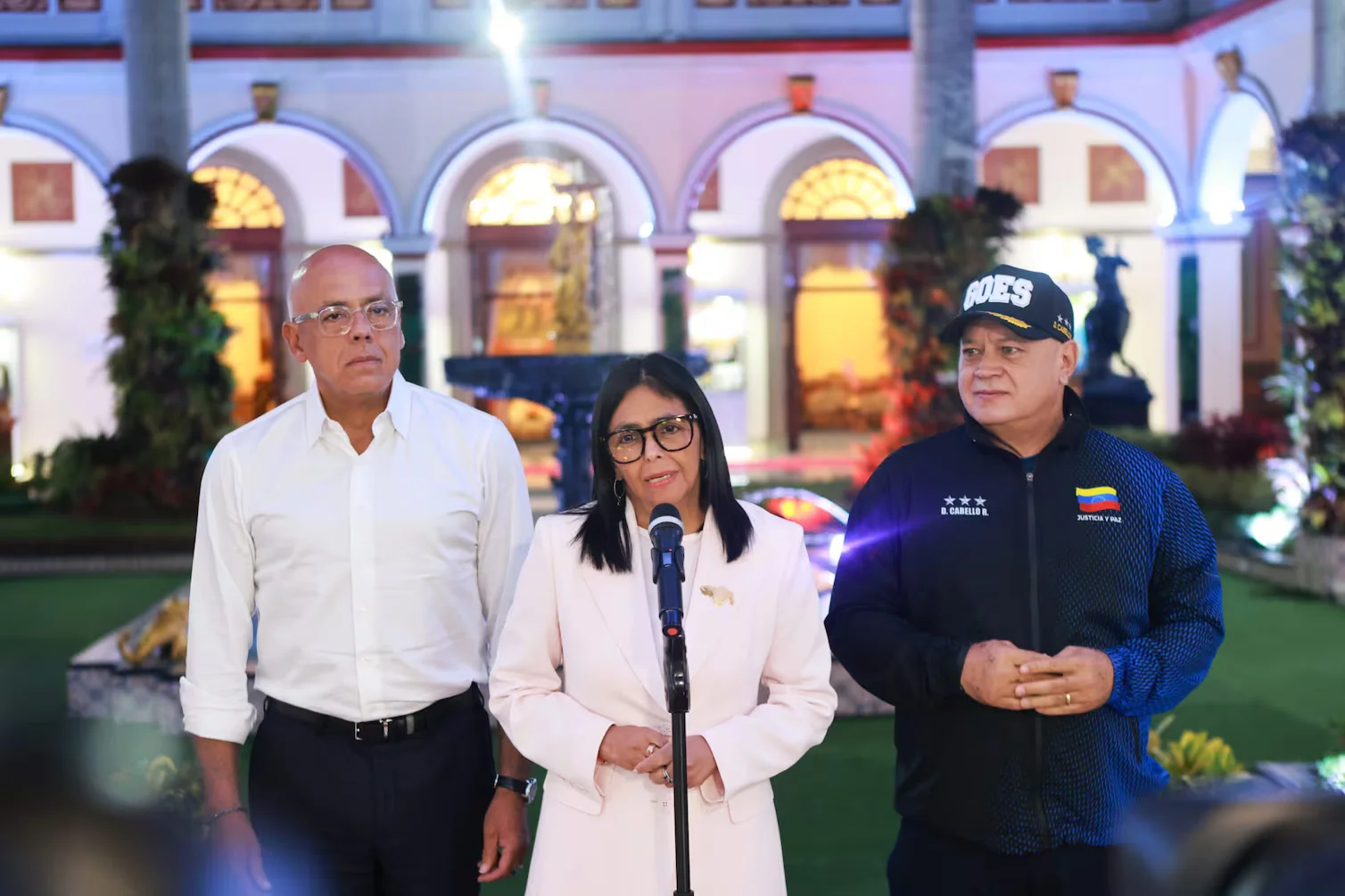 Diosdado Cabello respalda públicamente a Delcy Rodríguez en mausoleo de Hugo Chávez