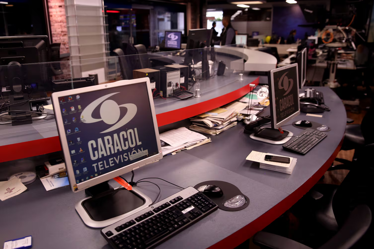 Imagen destacada: Caracol Televisión retira a dos presentadores tras denuncias de presunto acoso