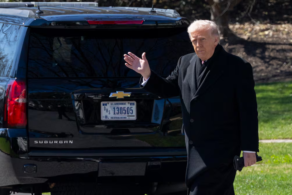 Donald Trump suspende ley histórica para frenar el alza de la gasolina