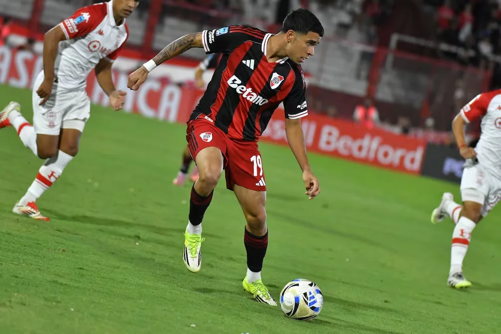 Kendry Páez brilló en River Plate con asistencia clave ante Sarmiento