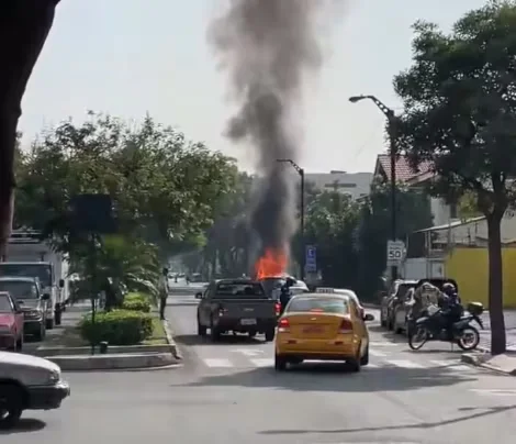Imagen destacada: Dos vehículos se incendian en Urdesa central y vía a la costa en Guayaquil