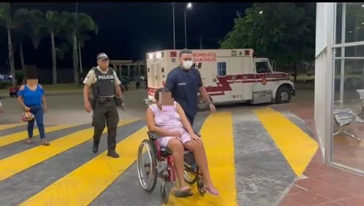 Imagen destacada: Policías trasladan a mujer embarazada al hospital en medio del toque de queda en Guayaquil