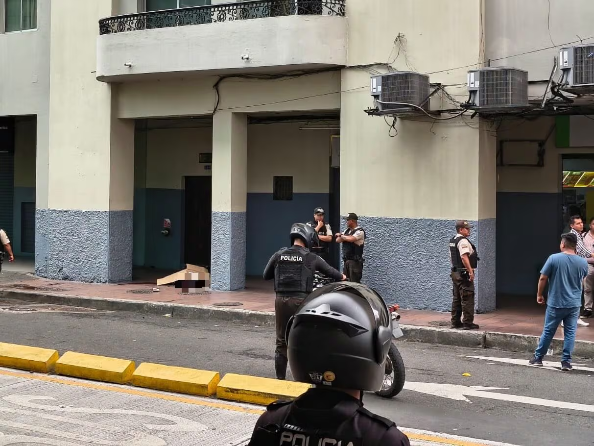 Imagen destacada: Asesinato en el centro de Guayaquil genera alarma en la calle García Avilés y av. 9 de Octubre