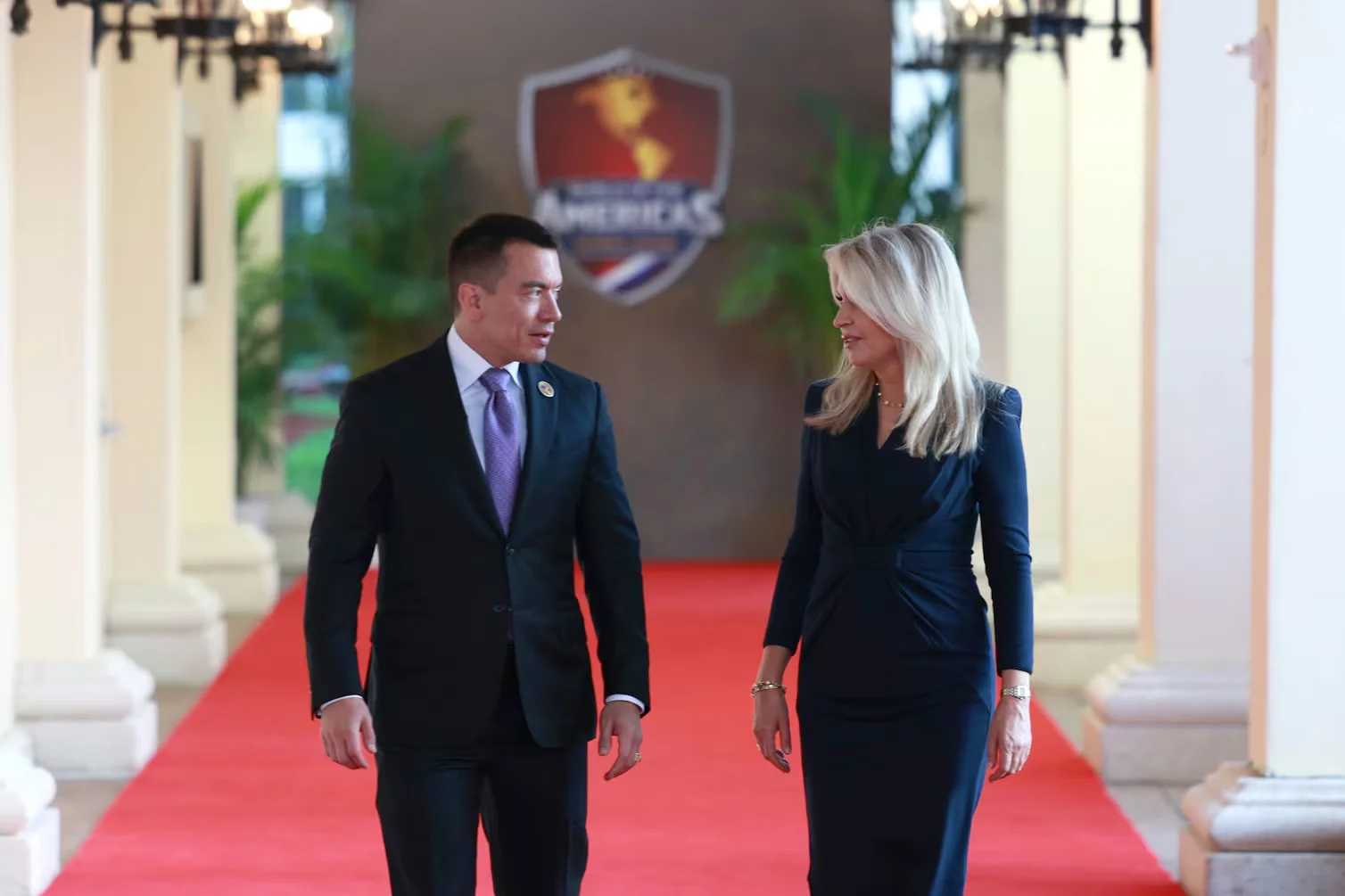 Fotografía cedida por la Presidencia de Ecuador que muestra a su mandatario Daniel Noboa , durante su llegada a la cumbre 'Escudo de las Américas' junto a la encargada de protocolo de la Casa Blanca, Mónica Crowley, este sábado en Miami (EE.UU.). EFE/ Presidencia de Ecuador /SOLO USO EDITORIAL/NO VENTAS/SOLO DISPONIBLE PARA ILUSTRAR LA NOTICIA QUE ACOMPAÑA (CRÉDITO OBLIGATORIO)