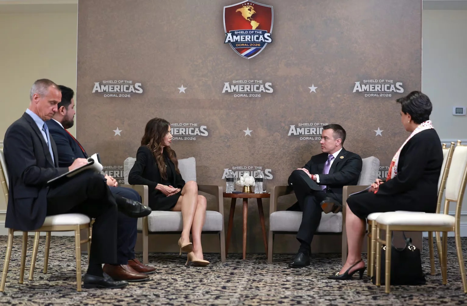 Fotografía cedida por la Presidencia de Ecuador que muestra al presidente de Ecuador, Daniel Noboa (2-d), hablando con la secretaria de Seguridad Nacional de los Estados Unidos, Kristi Noem (3-i), durante una reunión este sábado, en el marco de la llamada cumbre Escudo de las Américas, en Miami (EE. UU.).