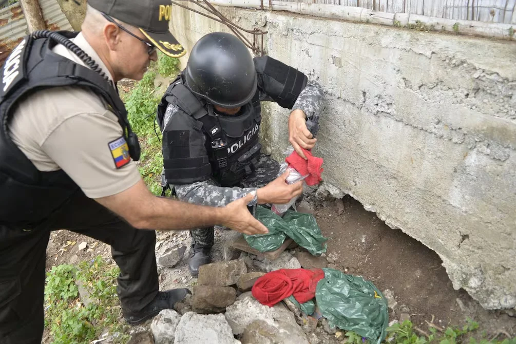 Tres armas encontradas debajo de inmueble en el cerro de las Cabras: dos detenidos