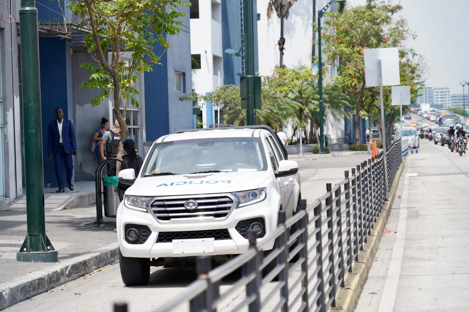 Imagen destacada: Ocho agentes de la Dinased fueron detenidos en el norte de Guayaquil