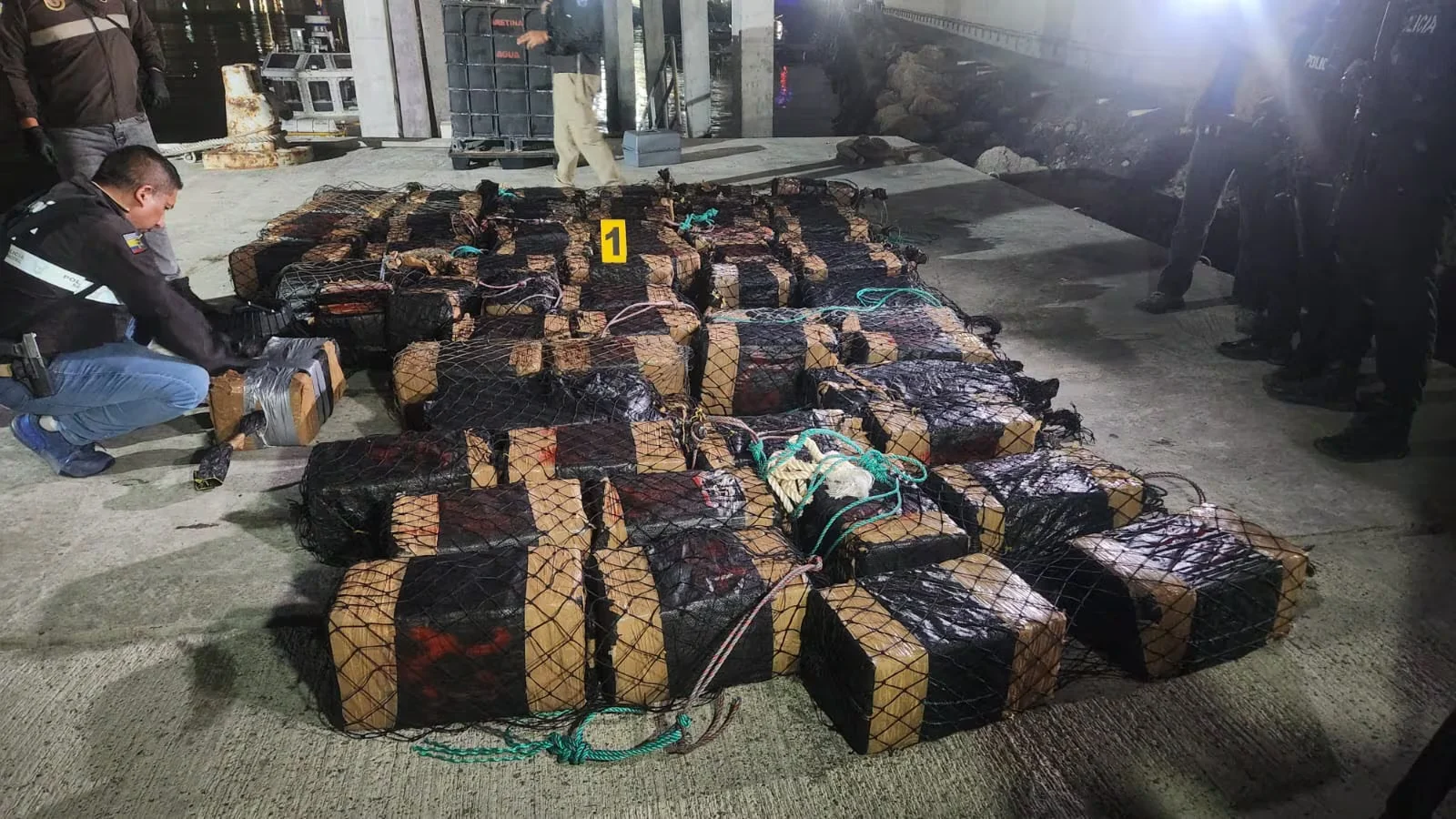 Imagen destacada: Fuerzas Armadas decomisan 1,6 toneladas de droga en operativo en alta mar