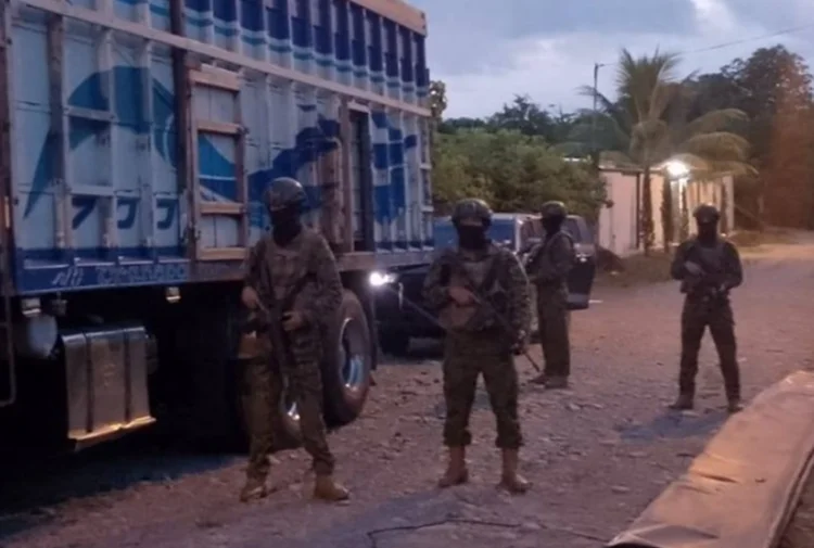 Fuerzas Armadas decomisan 1.250 galones de diésel ilícito en Esmeraldas: golpe estratégico al contrabando de hidrocarburos