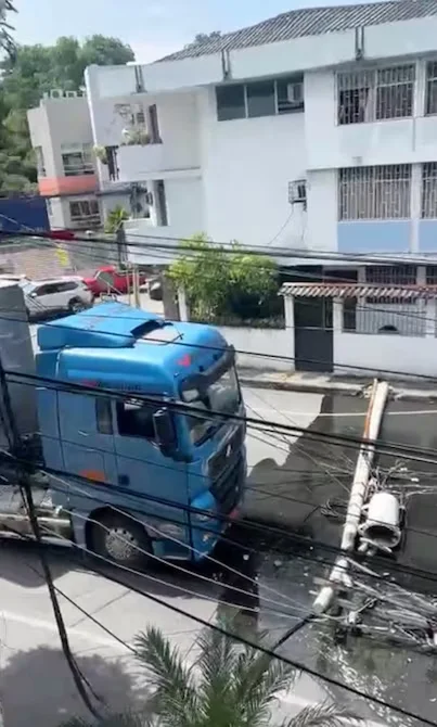 Tráiler impacta poste y provoca apagón en el norte de Guayaquil