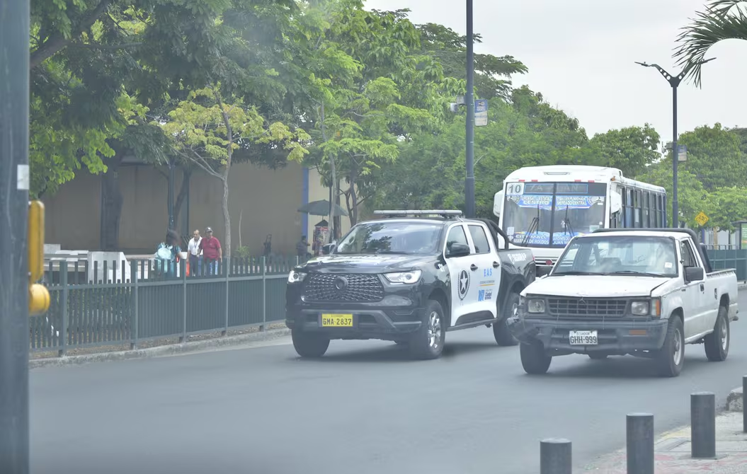 El ministro del Interior, John Reimberg, anunció la incorporación de 38 camionetas para reforzar el patrullaje en sectores del noroeste de Guayaquil, como Monte Sinaí, Pascuales y Balerio Estacio, con el objetivo de fortalecer la seguridad ciudadana.
