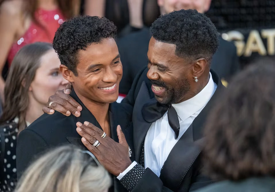 Colman Domingo (derecha) abraza a Jaafar Jackson (izquierda) durante el estreno en la alfombra roja de 'Michael' en el Dolby Theatre de Hollywood