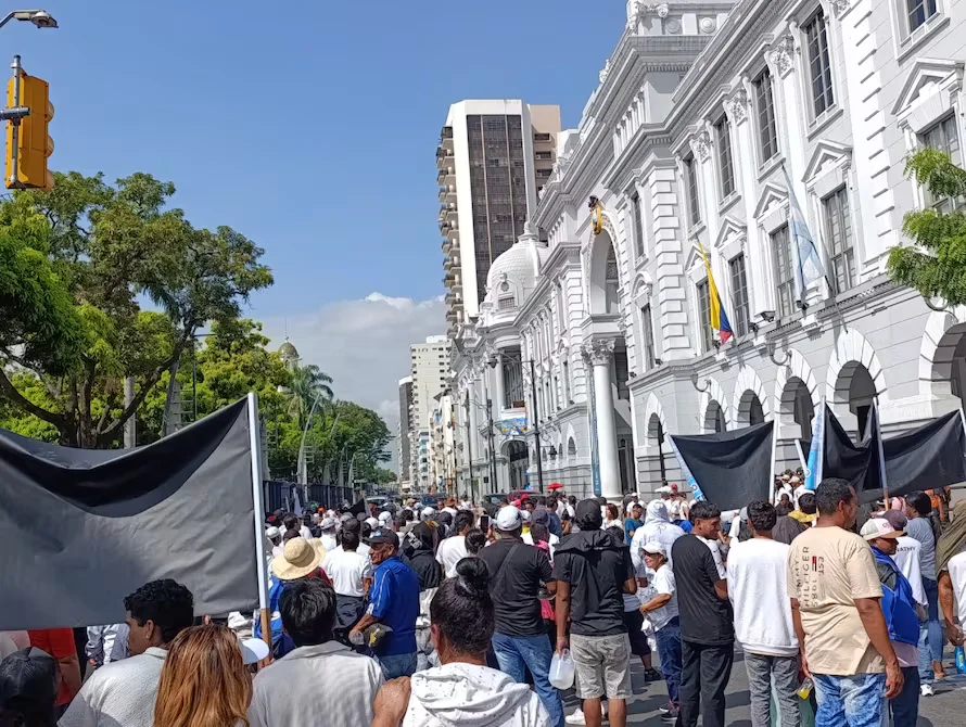 Gobernador del Guayas atiende a pescadores que exigen reducción del diésel