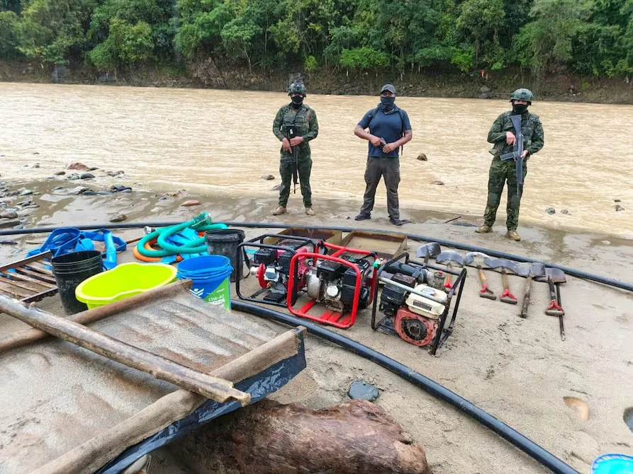 Desarticulan campamento de minería ilegal en Puyango: decomisan equipos y mercurio