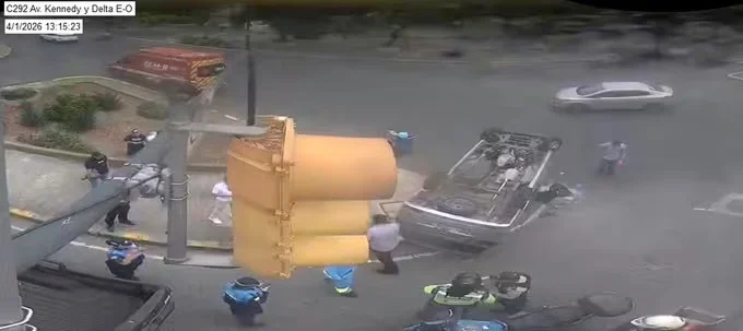 Imagen destacada: Furgoneta se volcó en la avenida Kennedy en Guayaquil cerca de la Universidad de Guayaquil