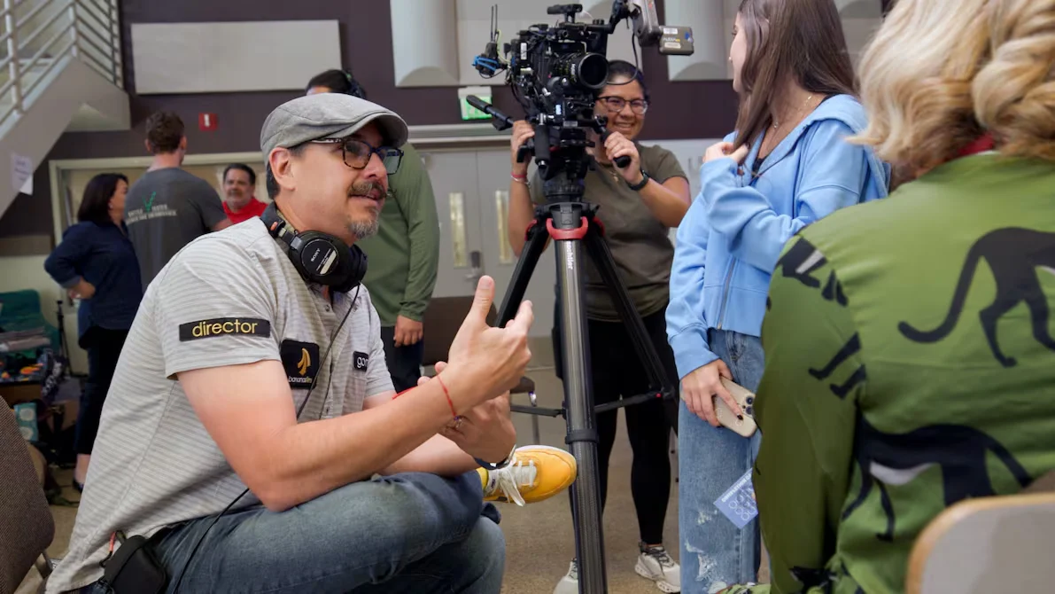 Gonzalo Mejía (lentes) durante la producción del filme, que contó con apoyo de universitarios. 