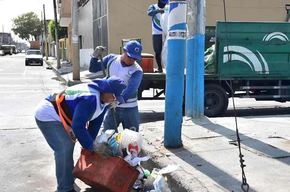 Municipio de Guayaquil propone multas y contenedores obligatorios en peatonales cerradas